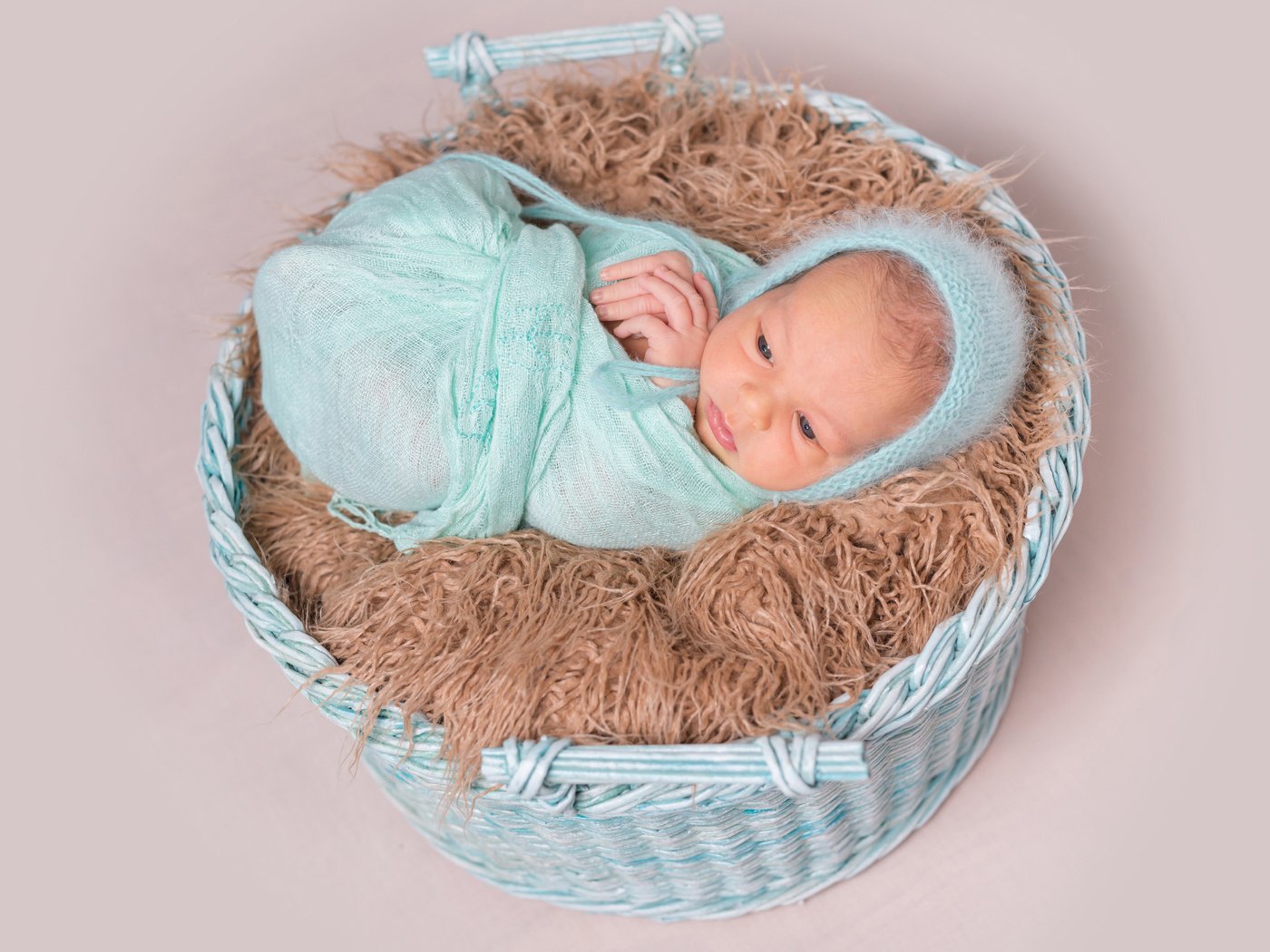 Обои мальчик, малыш, младенец, шапочка, мех, корзинка, кокон, boy, baby, cap, fur, basket, cocoon разрешение 5000x3568 Загрузить