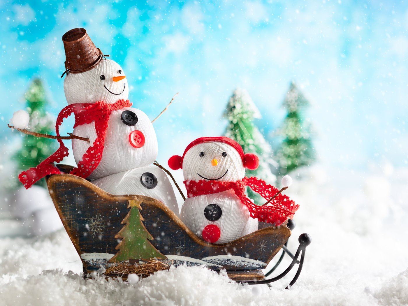 Обои снег, новый год, елки, праздник, рождество, снеговики, санки, snow, new year, tree, holiday, christmas, snowmen, sled разрешение 5396x3737 Загрузить