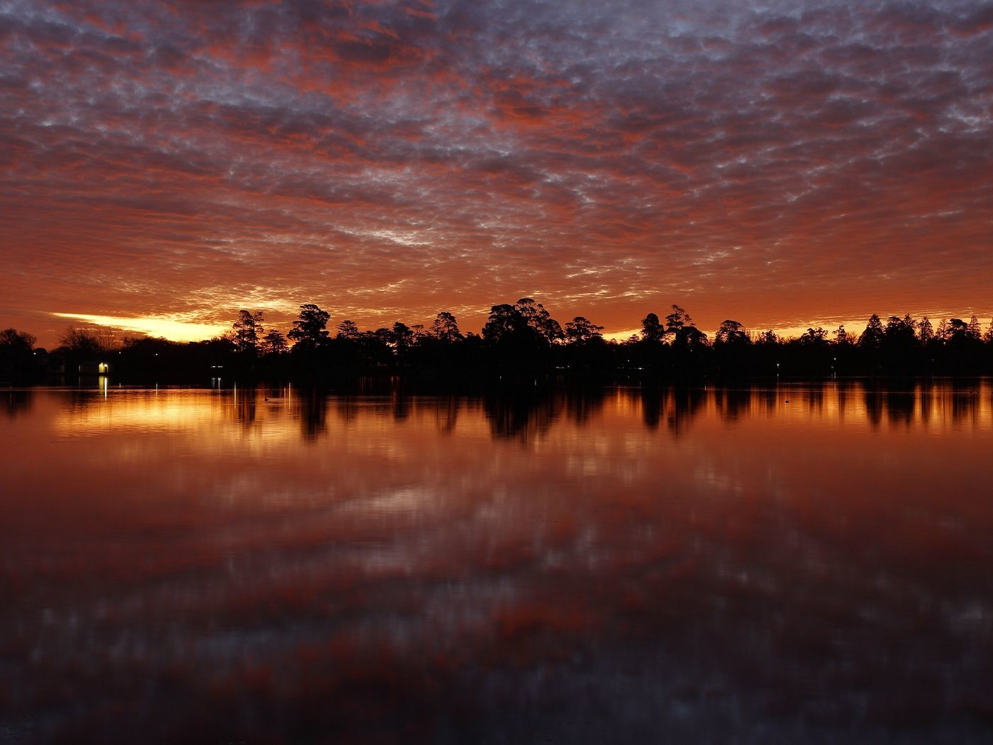 Обои небо, облака, деревья, вода, закат, отражение, море, the sky, clouds, trees, water, sunset, reflection, sea разрешение 3840x2160 Загрузить