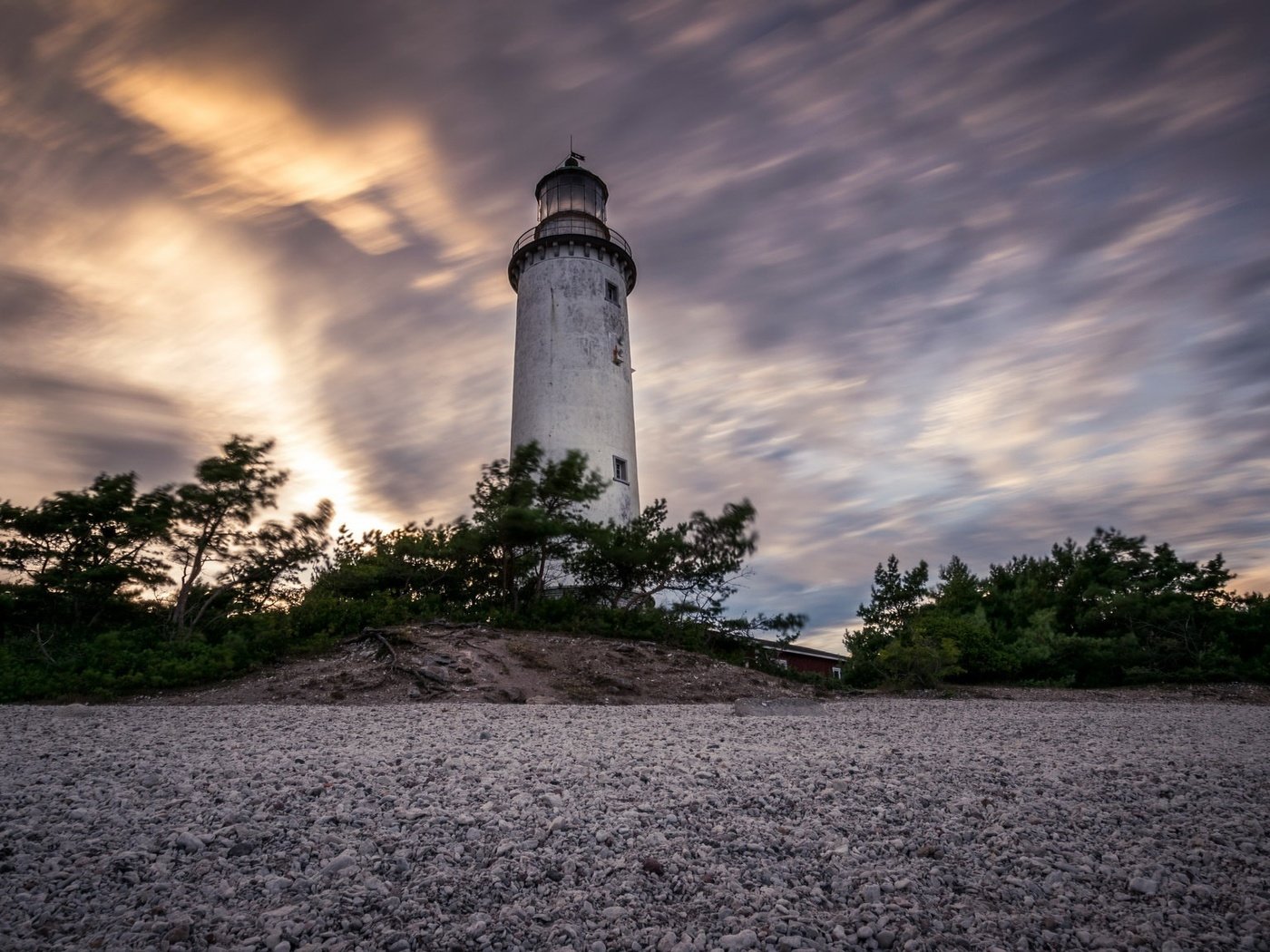 Обои небо, берег, маяк, the sky, shore, lighthouse разрешение 2048x1152 Загрузить