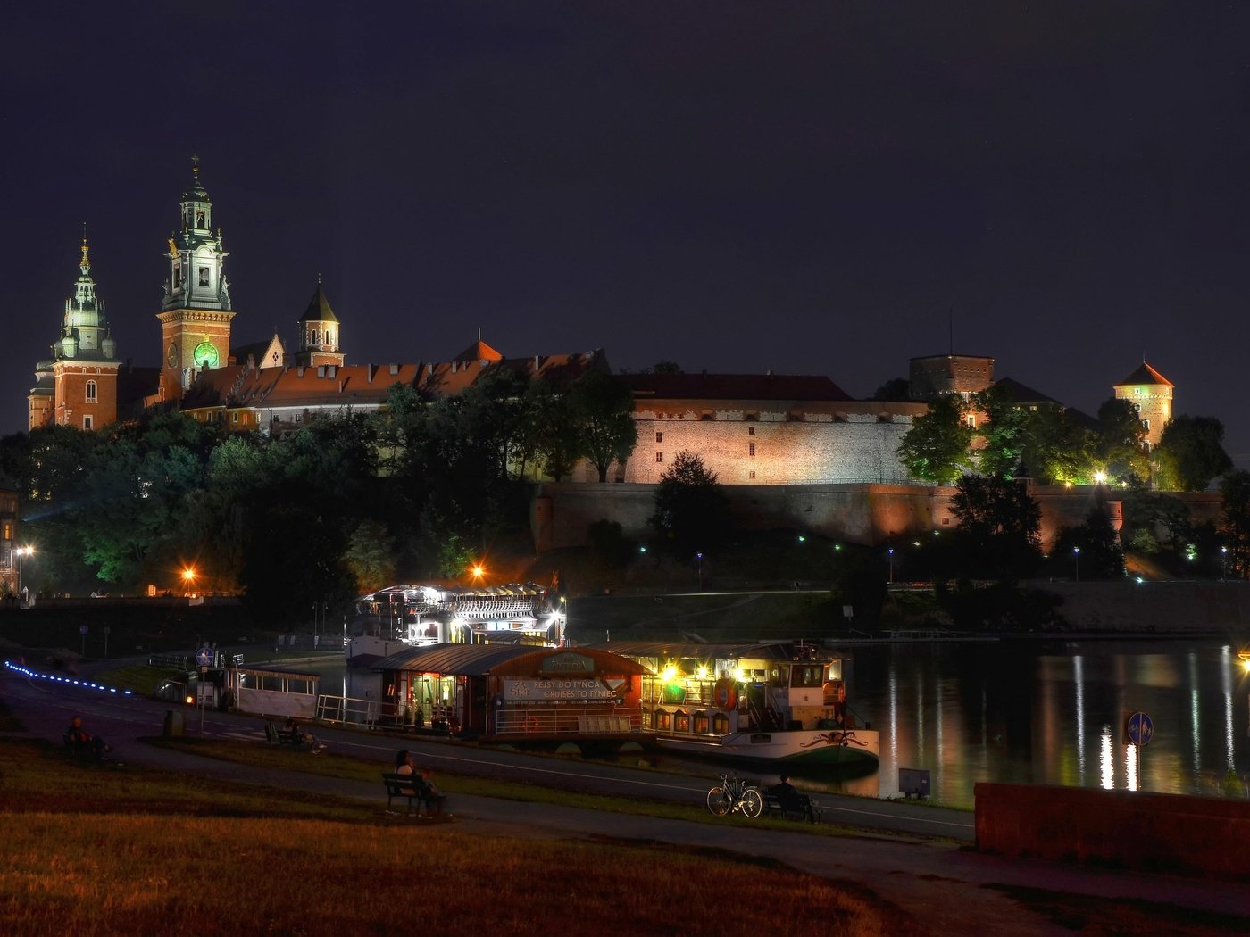 Обои ночь, огни, польша, краков, вавель, night, lights, poland, krakow, wawel разрешение 3072x2035 Загрузить