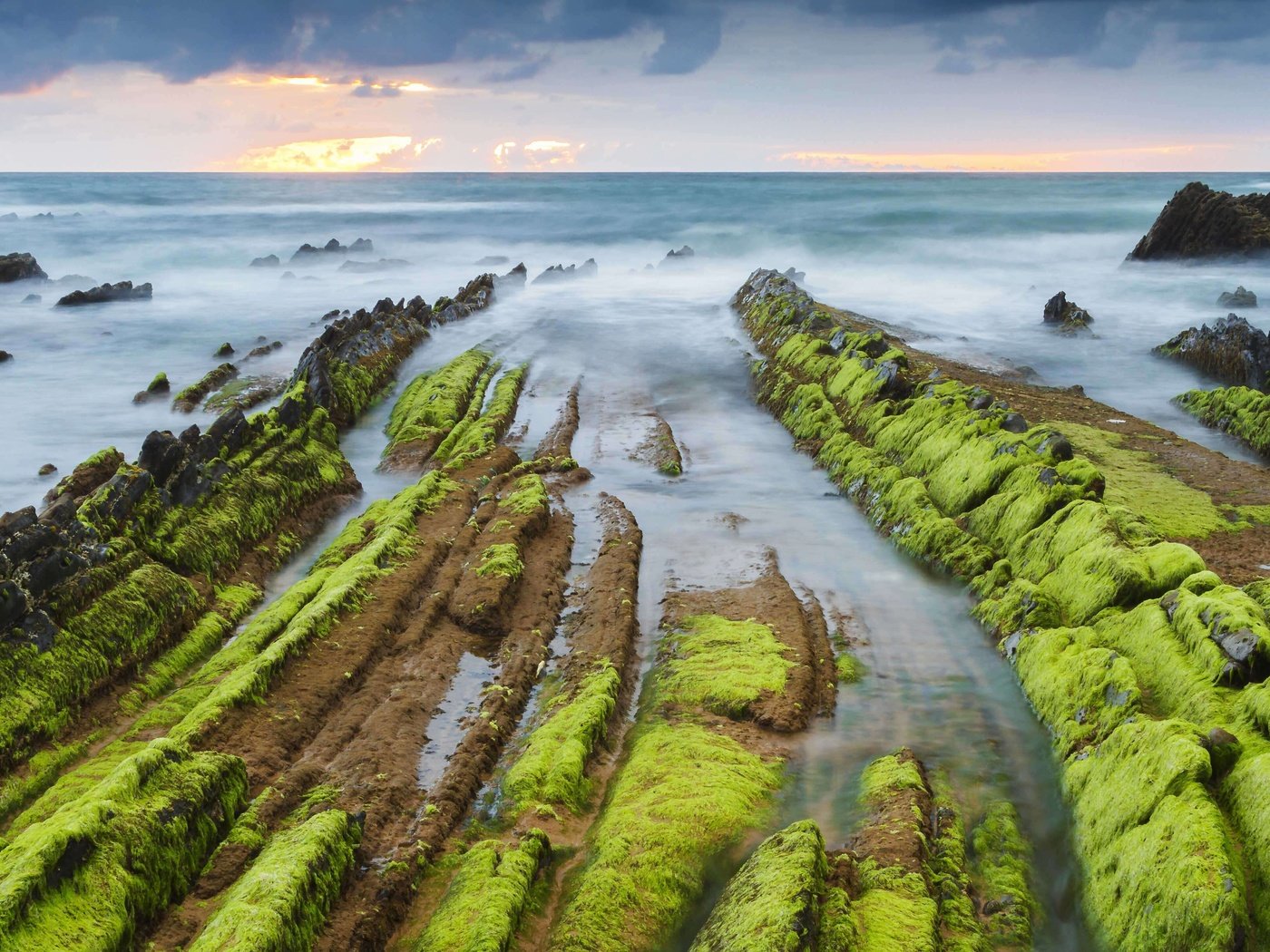 Обои скалы, море, испания, водоросли, бискайя, баррика, rocks, sea, spain, algae, biscay, barrika разрешение 5184x2916 Загрузить