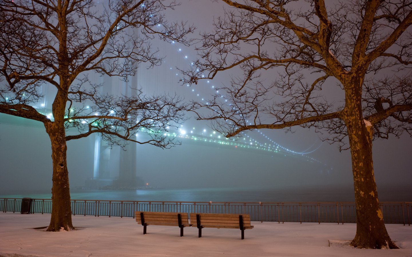 Обои деревья, огни, вечер, снег, парк, туман, мост, скамейки, trees, lights, the evening, snow, park, fog, bridge, benches разрешение 1920x1200 Загрузить