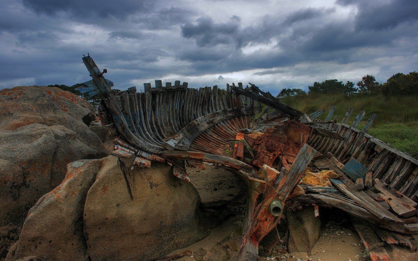 Обои облака, камни, лодка, останки, clouds, stones, boat, the remains разрешение 1920x1200 Загрузить