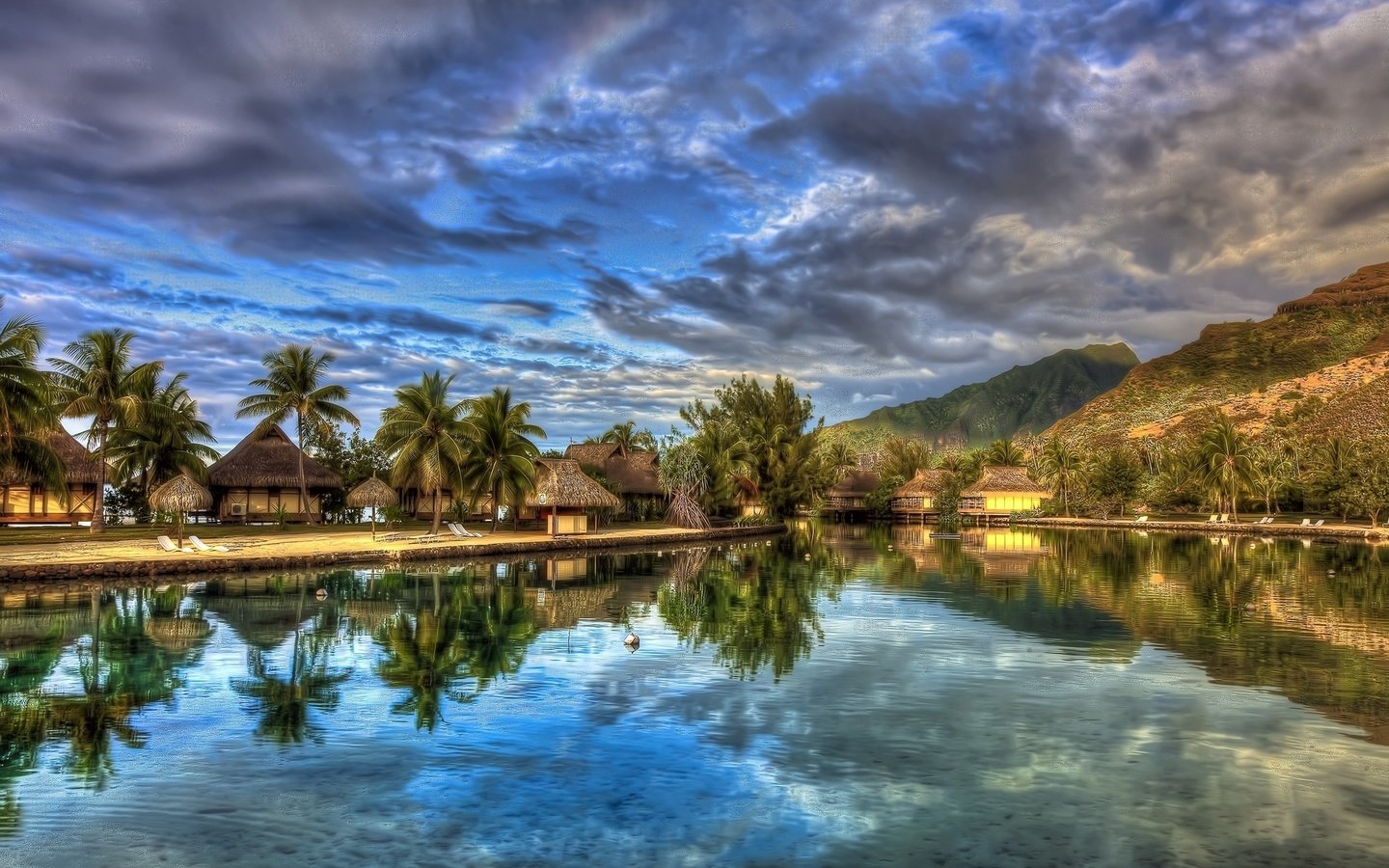 Обои облака, река, домики, пальмы, clouds, river, houses, palm trees разрешение 1920x1200 Загрузить