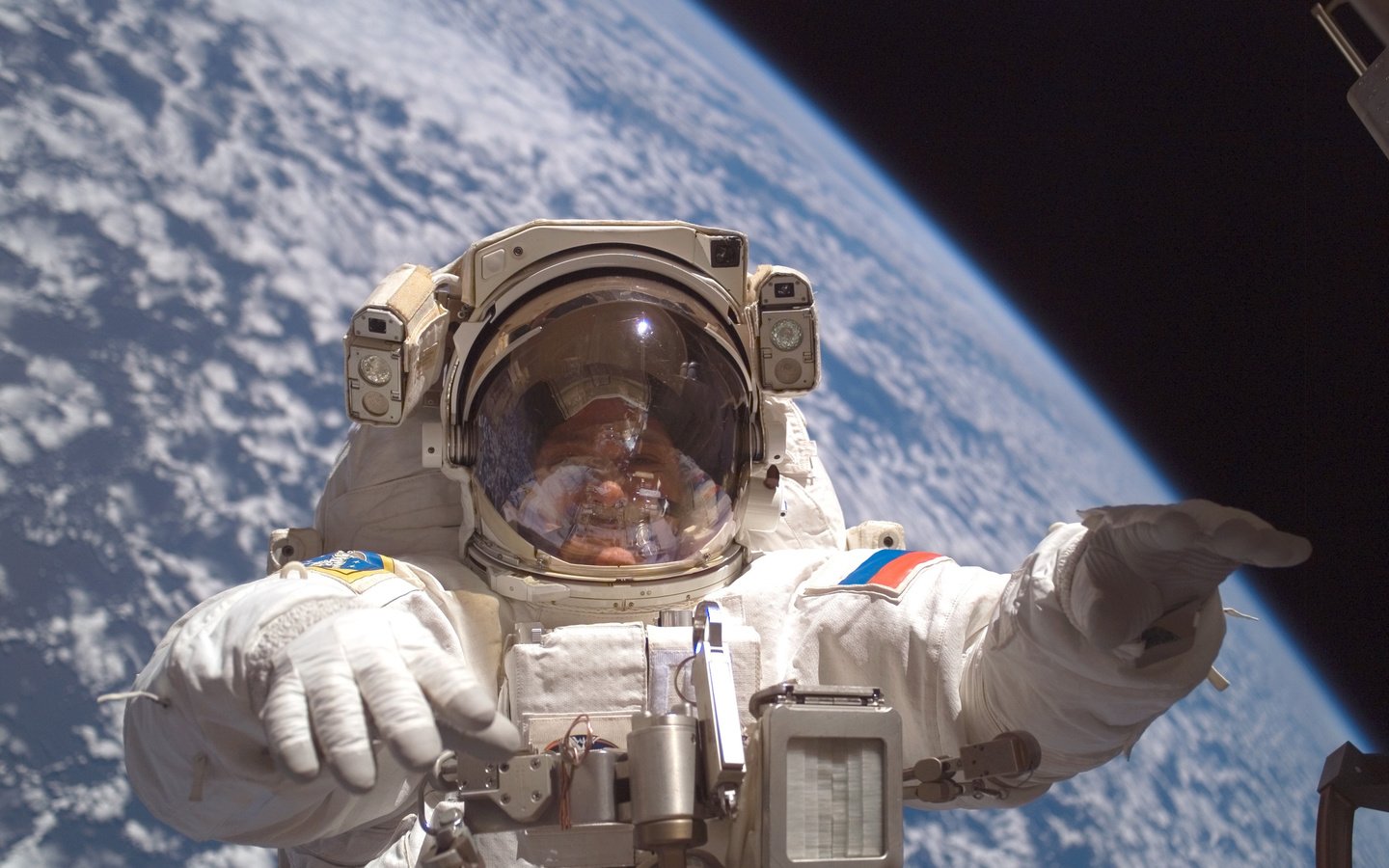 Обои космонавт, открытый космос, на орбите, земля с космоса, astronaut, open space, in orbit, earth from space разрешение 3032x2001 Загрузить