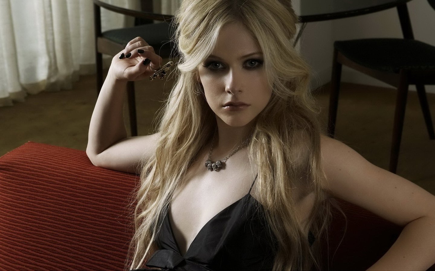 Обои аврил лавин, на диване, lavigne, аврил, чёрный лак, avril lavigne, on the couch, avril, black lacquer разрешение 1920x1200 Загрузить