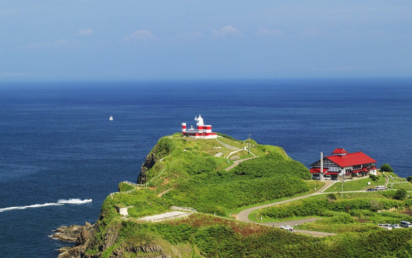 Обои море, япония, дома, даль, хоккайдо, зеленый холм, sea, japan, home, dal, hokkaido, green hill разрешение 1920x1200 Загрузить