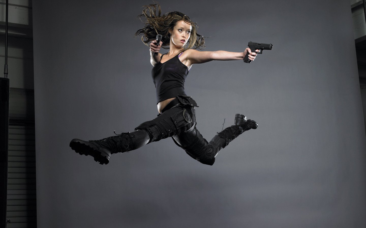 Обои прыжок, саммер глау, пистолеты, ботинки, jump, summer glau, guns, shoes разрешение 2560x1600 Загрузить