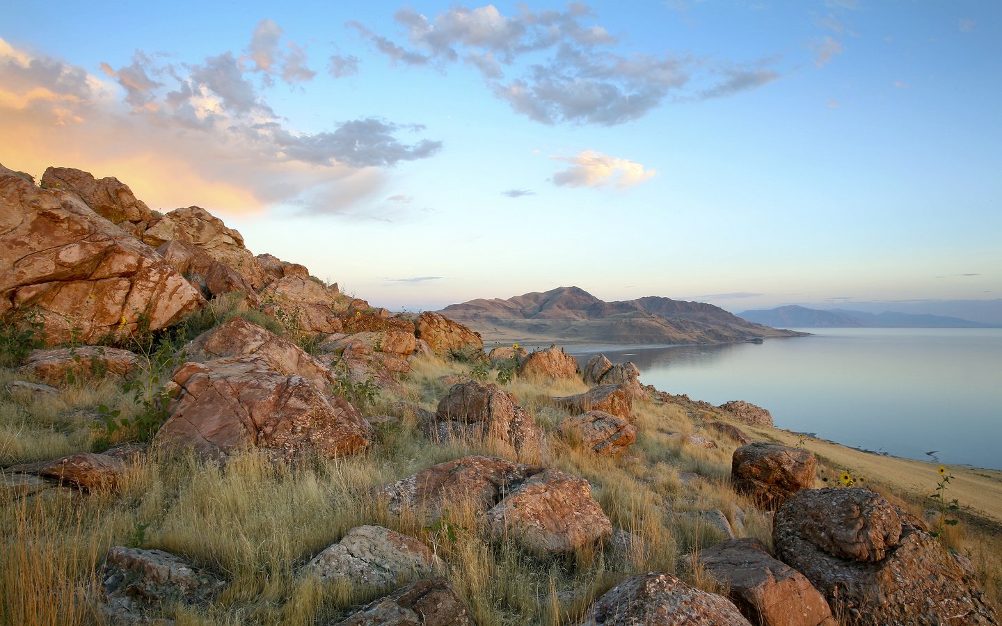 Обои небо, вода, озеро, камни, берег, юта, the sky, water, lake, stones, shore, utah разрешение 2560x1600 Загрузить