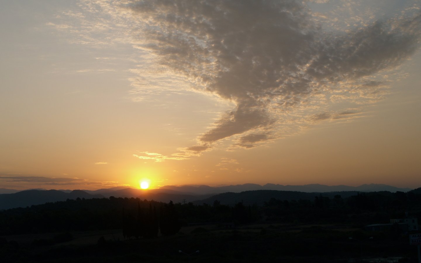 Обои облака, горы, солнце, рассвет, clouds, mountains, the sun, dawn разрешение 3648x2736 Загрузить