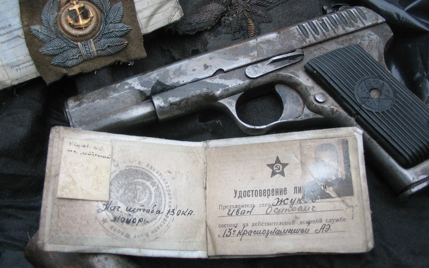 Обои пистолет, ссср, удостоверение, gun, ussr, id разрешение 2272x1704 Загрузить