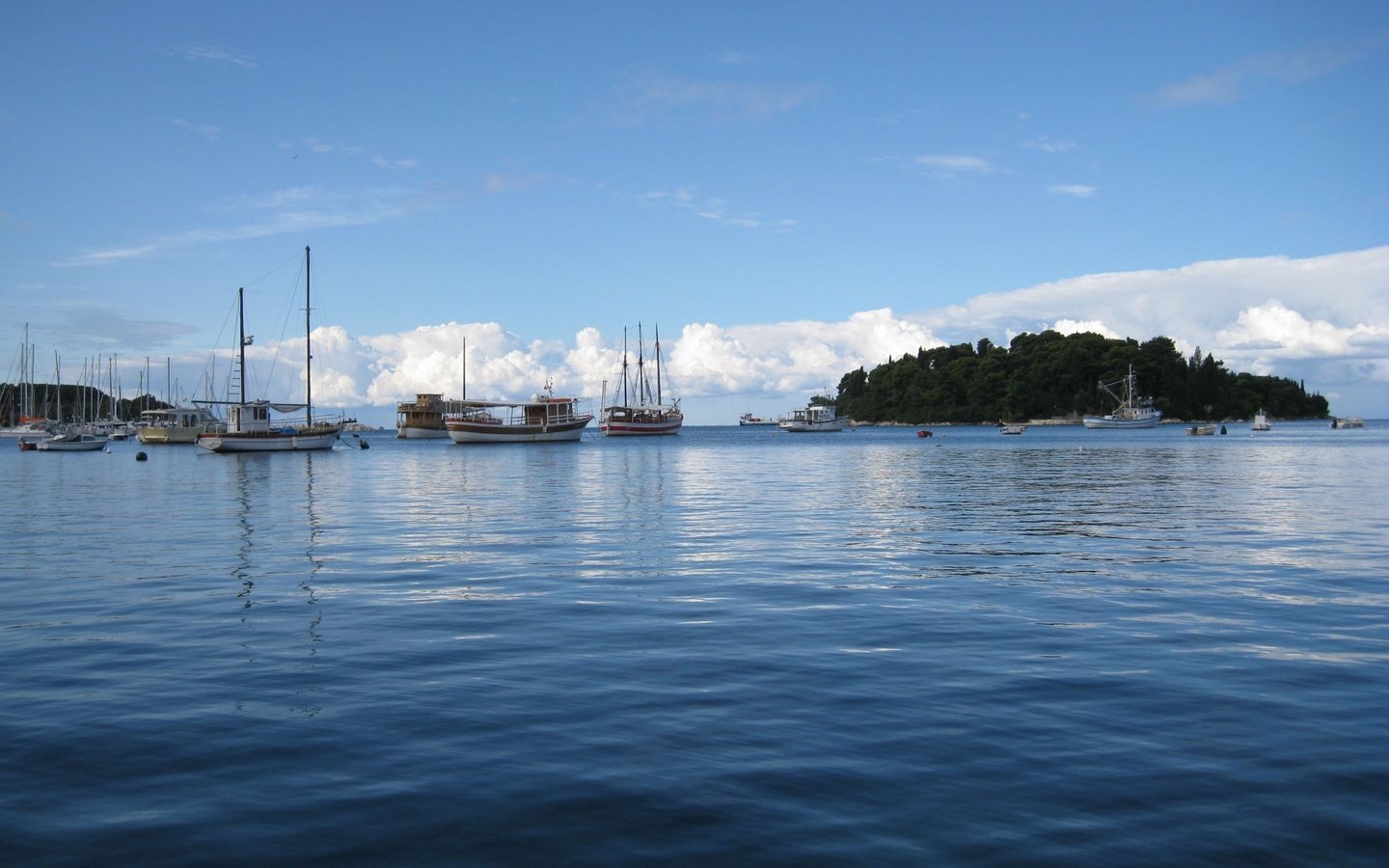 Обои небо, море, яхты, остров, the sky, sea, yachts, island разрешение 2592x1944 Загрузить