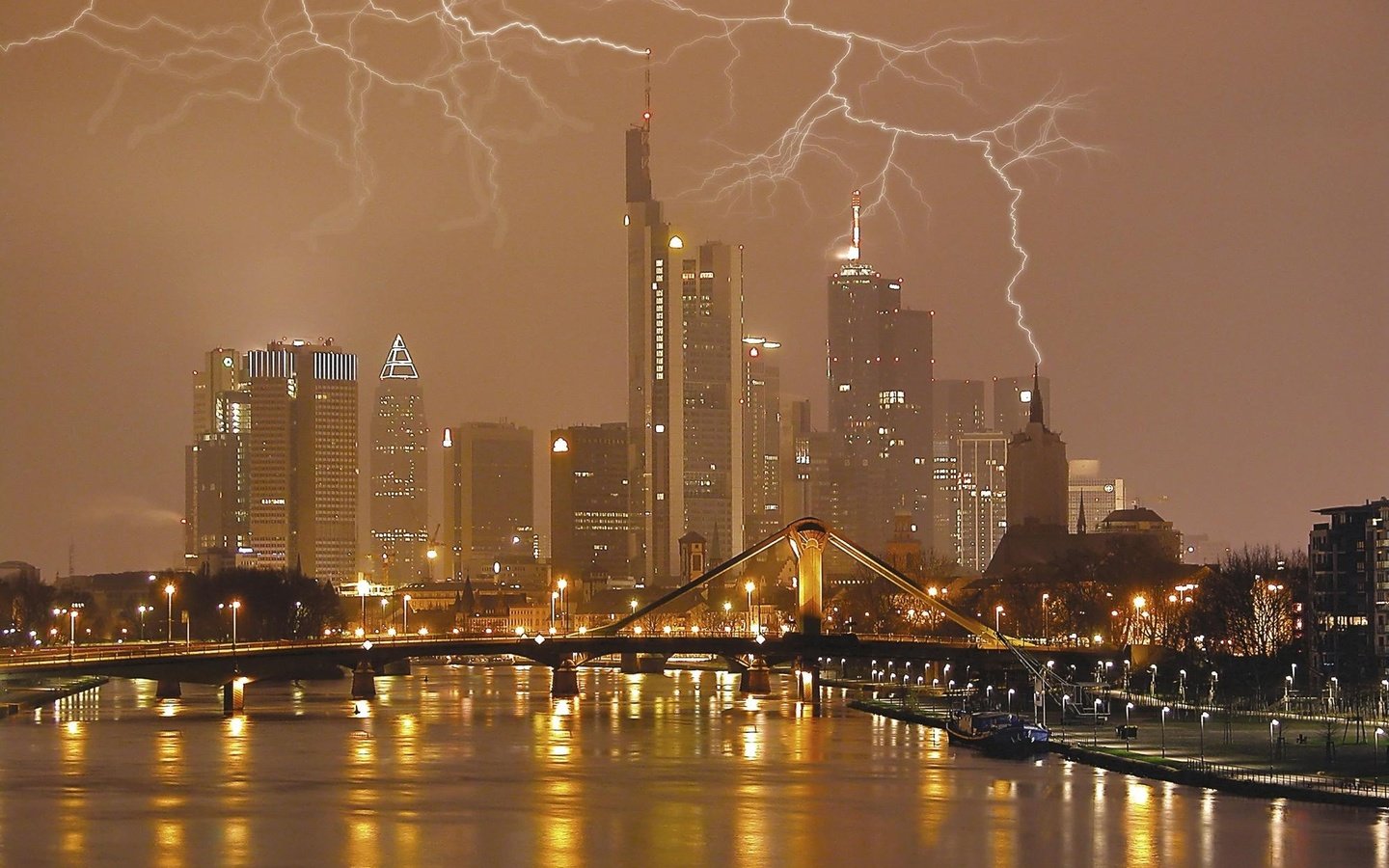 Обои тучи, молния, город, clouds, lightning, the city разрешение 1999x1333 Загрузить