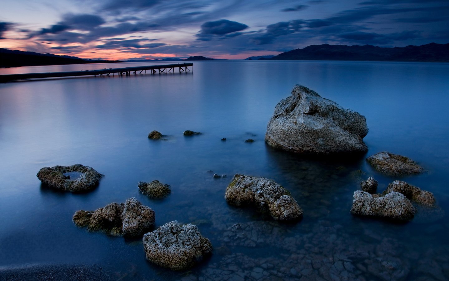 Обои облака, ночь, вода, камни, берег, пейзажи, мост, океан, clouds, night, water, stones, shore, landscapes, bridge, the ocean разрешение 1920x1200 Загрузить