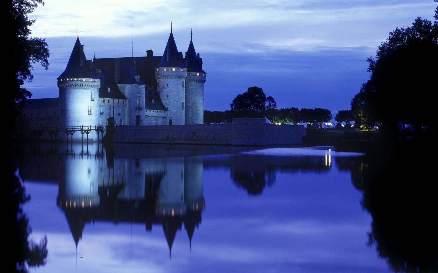 Обои фонари, вечер, замок, водоем, памятник, архитектурный, lights, the evening, castle, pond, monument, architectural разрешение 1920x1080 Загрузить