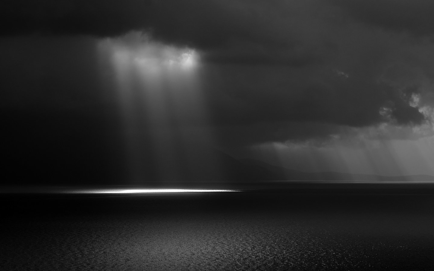 Обои небо, свет, облака, лучи, море, черно-белая, the sky, light, clouds, rays, sea, black and white разрешение 2560x1600 Загрузить