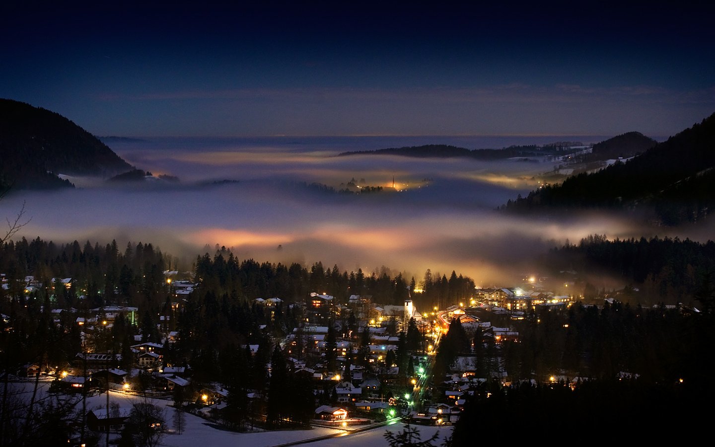 Обои вечер, зима, туман, город, альпы, the evening, winter, fog, the city, alps разрешение 1920x1200 Загрузить