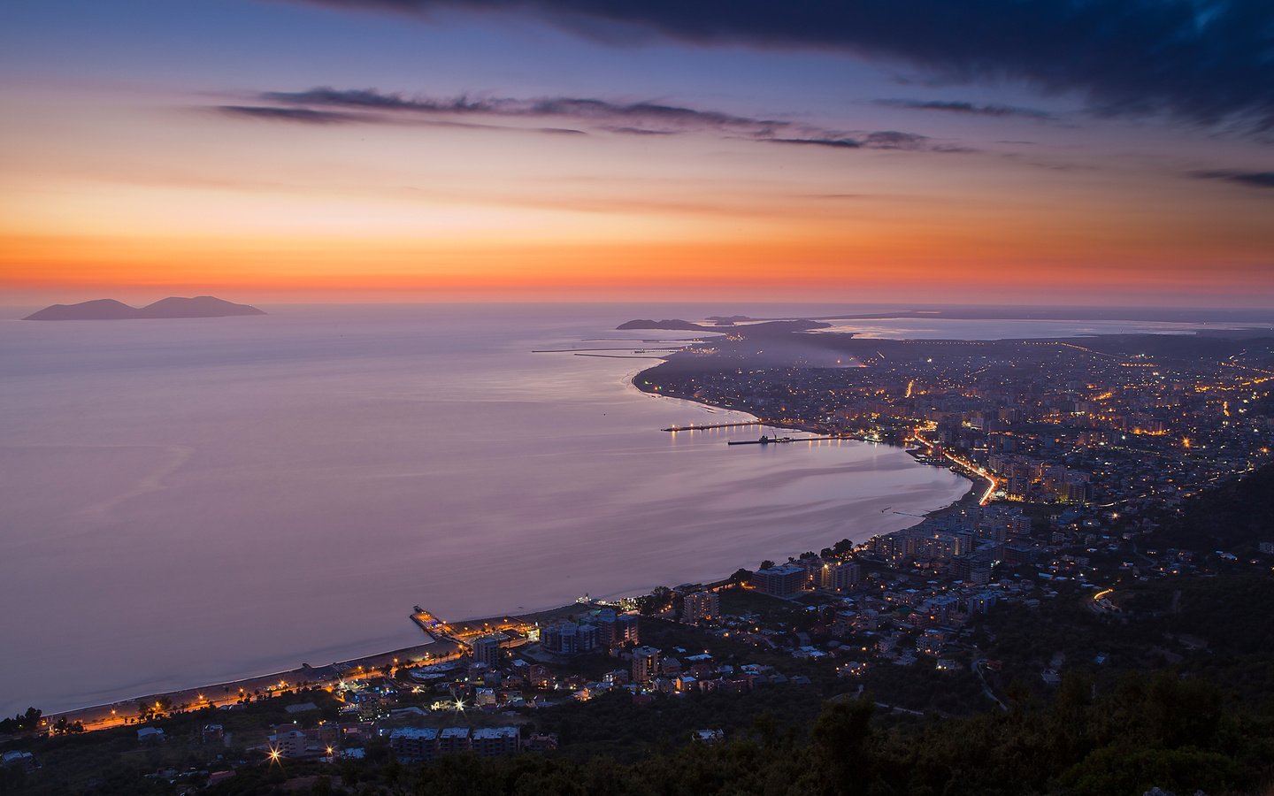 Обои вечер, закат, город, побережье, океан, небосклон, the evening, sunset, the city, coast, the ocean, the sky разрешение 2560x1600 Загрузить