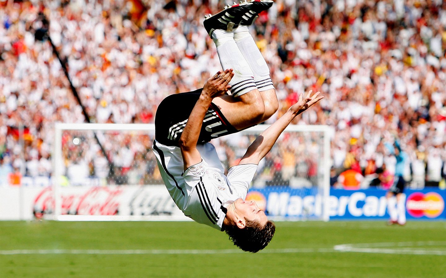 Обои футбол, прыжок, стадион, футболист, miroslav klose, football, jump, stadium, player разрешение 1920x1200 Загрузить