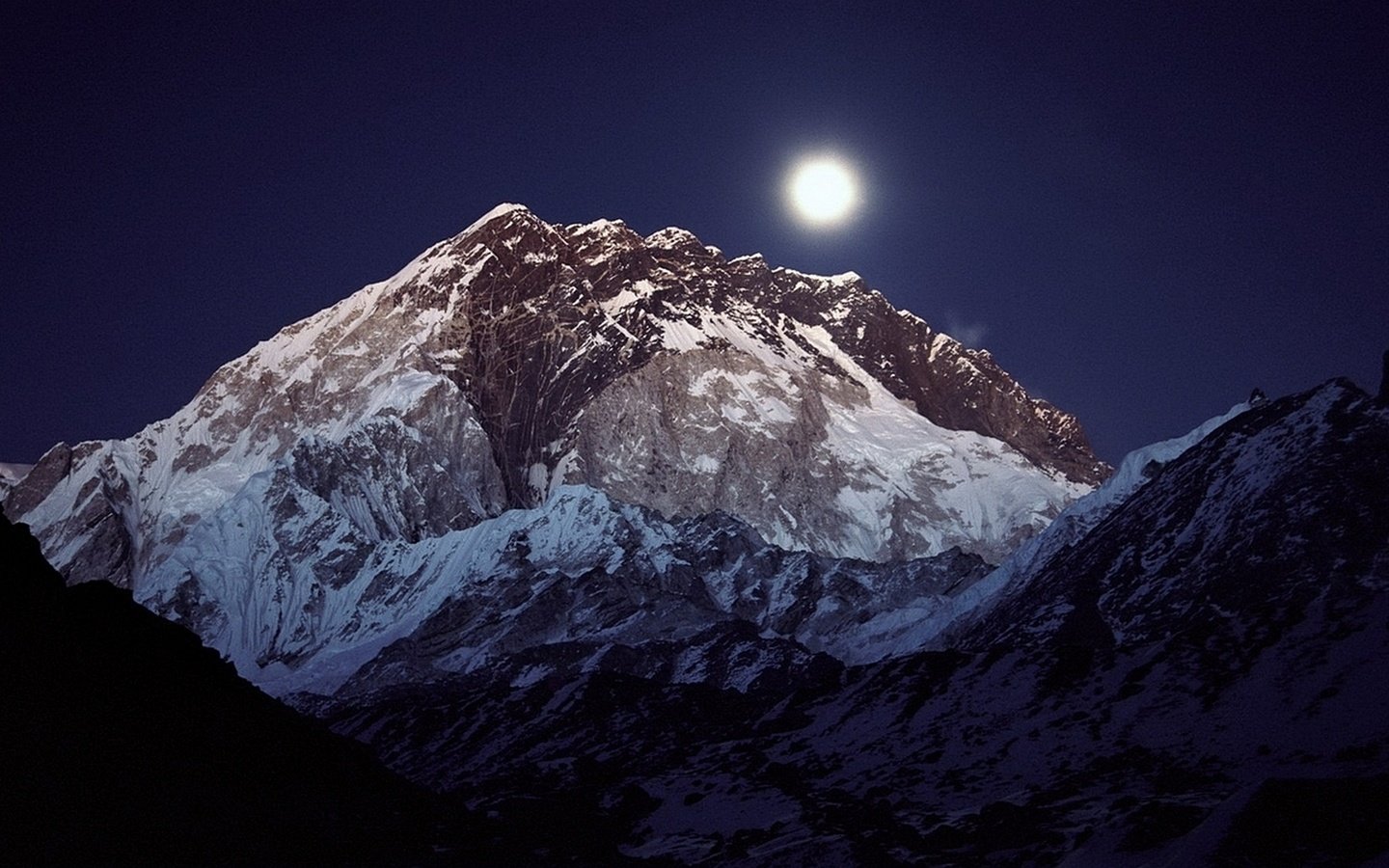 Обои небо, горы, луна, вершина, непал, the sky, mountains, the moon, top, nepal разрешение 1920x1080 Загрузить