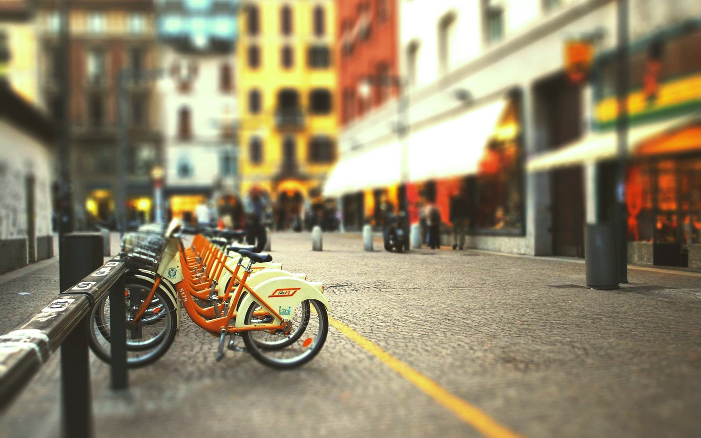 Обои город, улица, велосипед, блюр, tilt-shift, стоянка велосипедов, размытый фон, the city, street, bike, blur, bike parking, blurred background разрешение 1920x1200 Загрузить