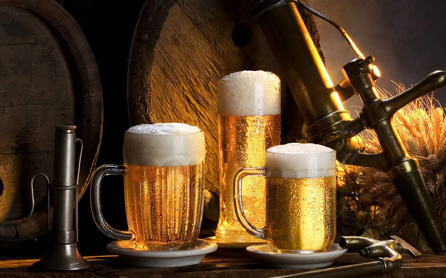 Обои пиво, бочки, хмель, пивные кружки, beer, barrels, hops, beer mugs разрешение 1920x1080 Загрузить