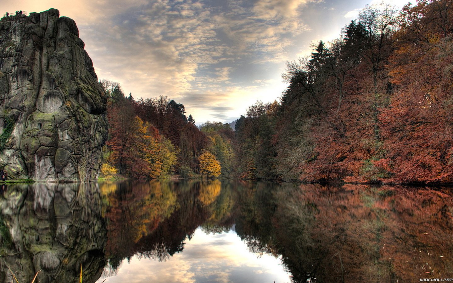 Обои деревья, вода, озеро, скала, осень, trees, water, lake, rock, autumn разрешение 1920x1080 Загрузить