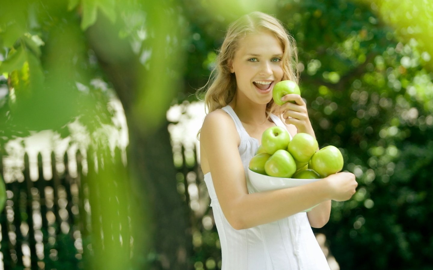 Обои девушка, яблоки, girl, apples разрешение 1920x1200 Загрузить