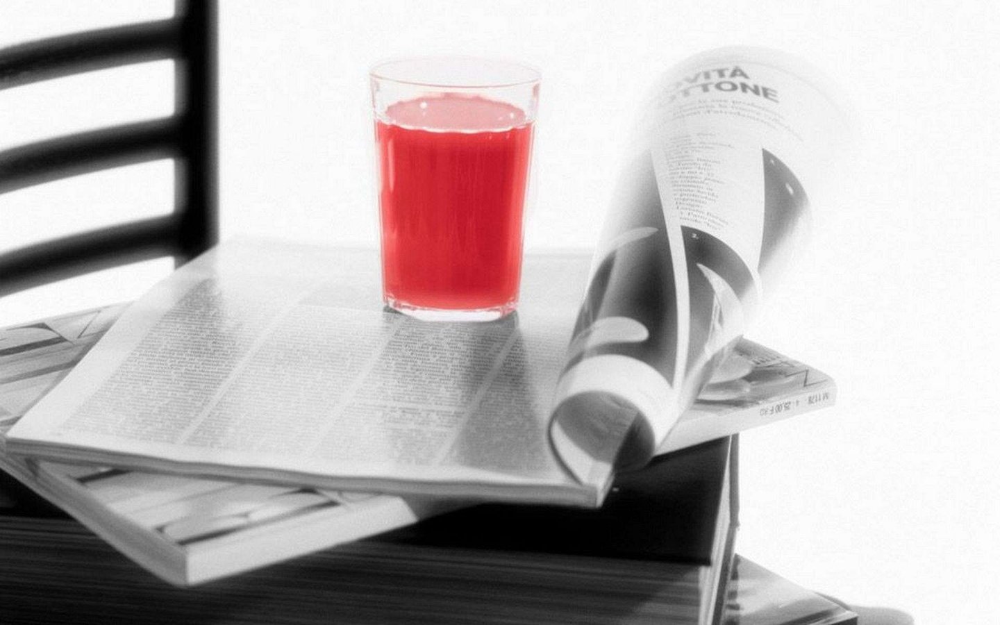 Обои напитки, стакан, сок, томатный сок, журналы, drinks, glass, juice, tomato juice, magazines разрешение 1920x1200 Загрузить