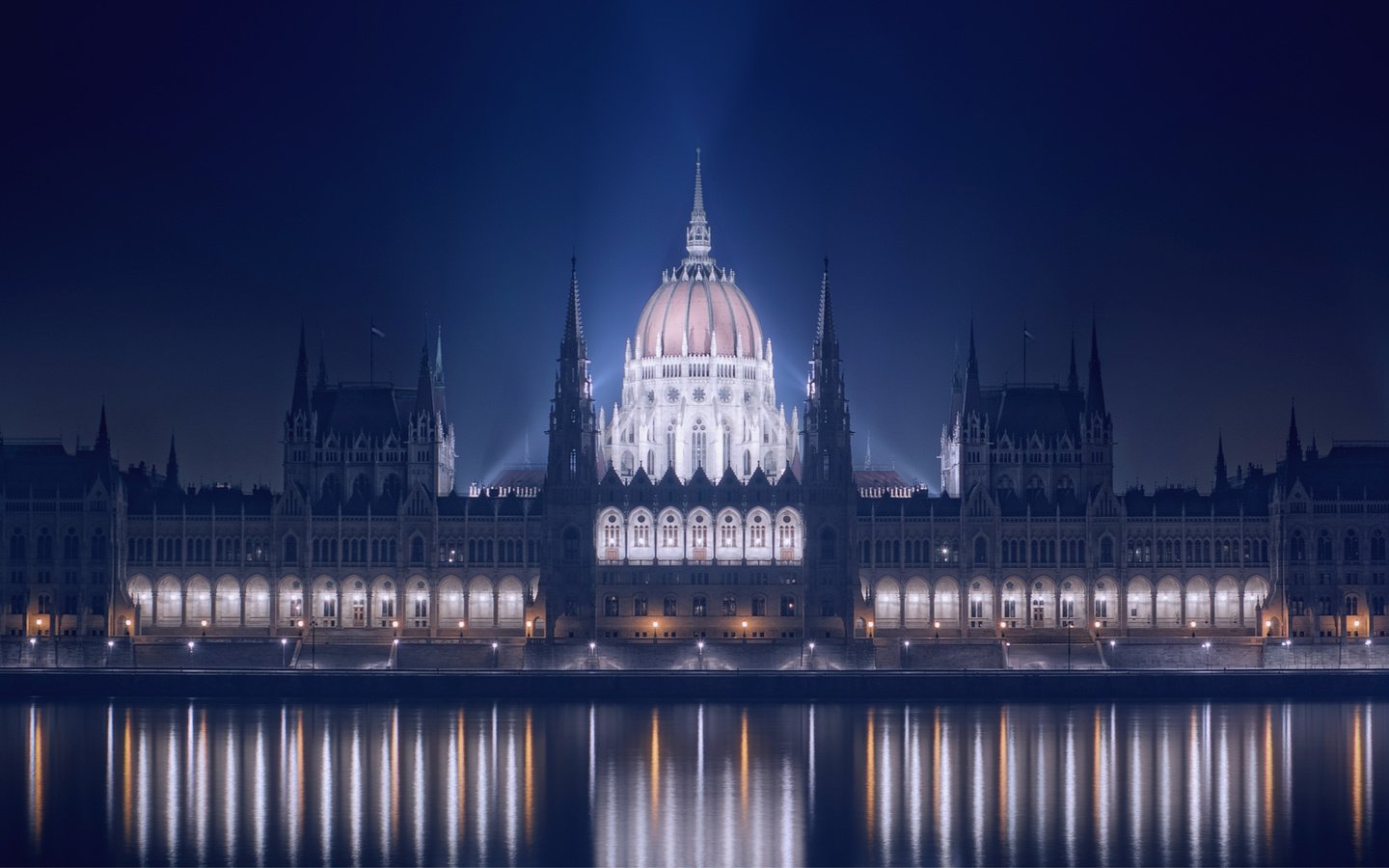 Обои vengriya budapesht noch zdanie parlament ogni, vengriya noch wien parlament building ogni разрешение 3987x1573 Загрузить