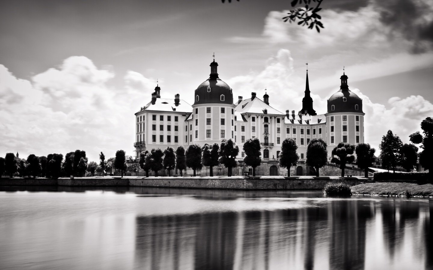 Обои город, чёрно-белое, архитектура, здание, the city, black and white, architecture, the building разрешение 2560x1600 Загрузить