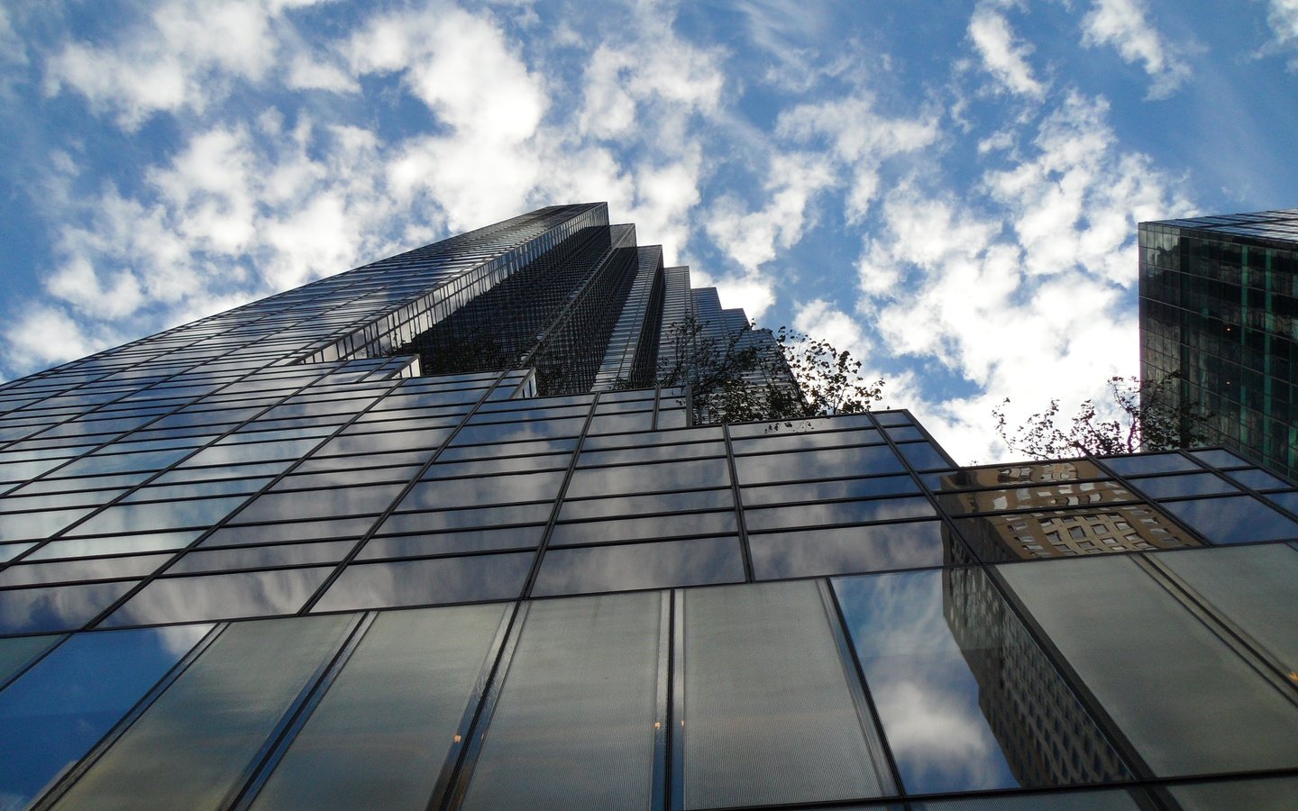 Обои небо, облака, отражение, нью-йорк, здание, the sky, clouds, reflection, new york, the building разрешение 4320x3193 Загрузить