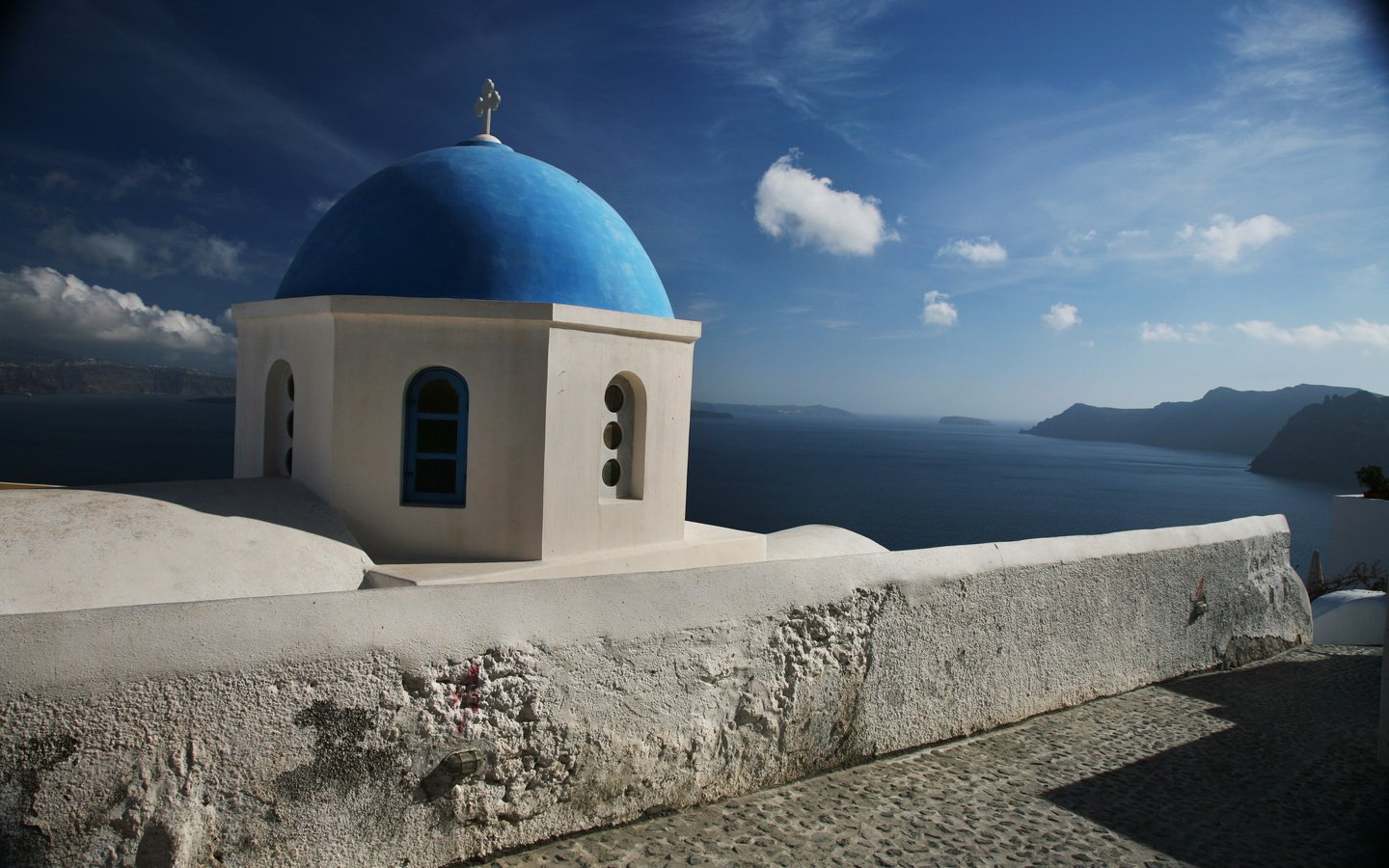 Обои небо, облака, церковь, греция, санторини, the sky, clouds, church, greece, santorini разрешение 4368x2912 Загрузить