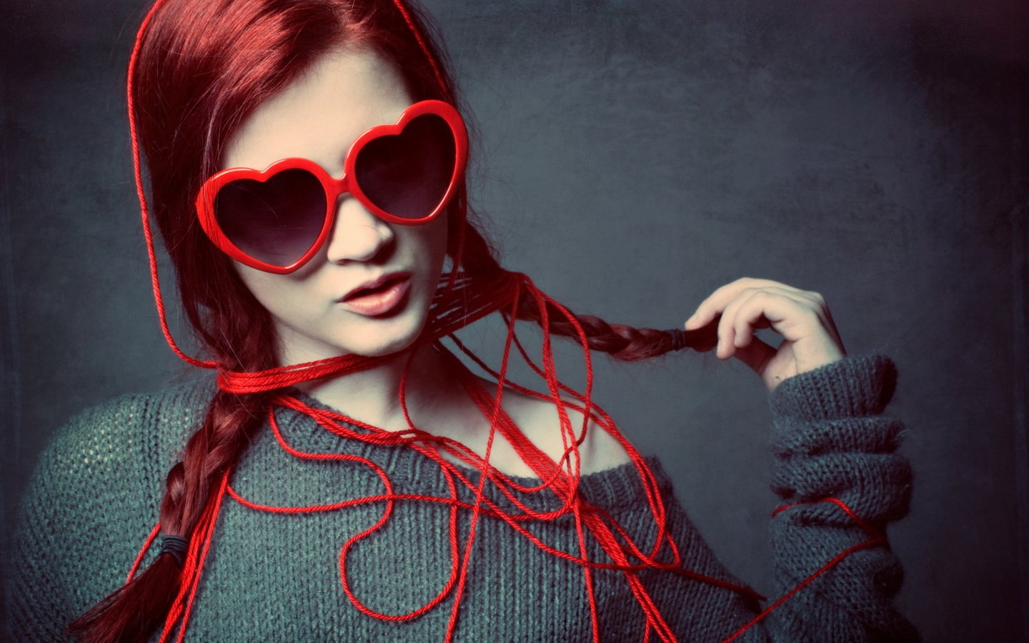 Обои стиль, девушка, очки, рыжая, модель, нитки, style, girl, glasses, red, model, thread разрешение 1920x1200 Загрузить