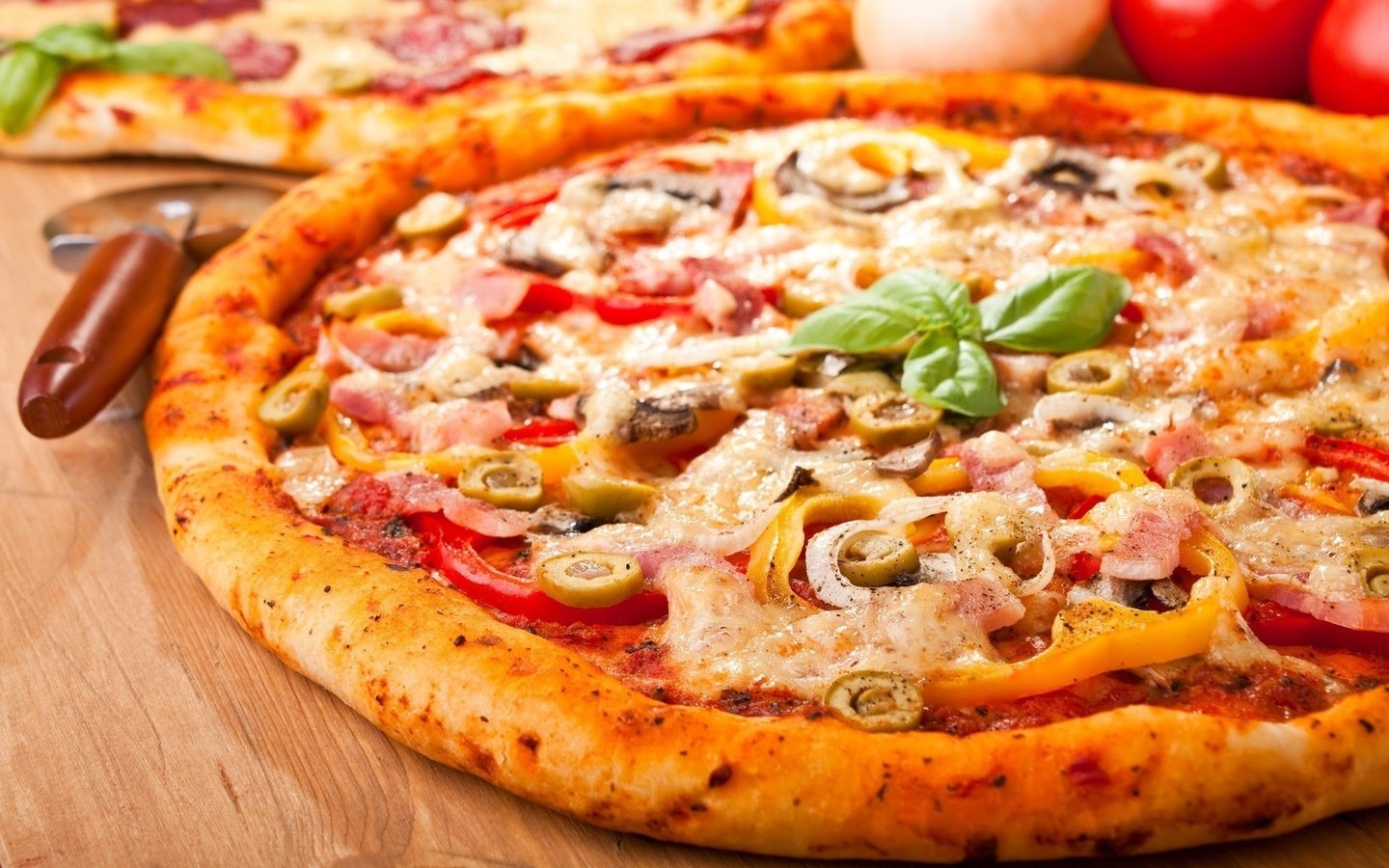 Обои еда, сыр, помидоры, пицца, блюдо, тесто, специи, food, cheese, tomatoes, pizza, dish, the dough, spices разрешение 1920x1200 Загрузить
