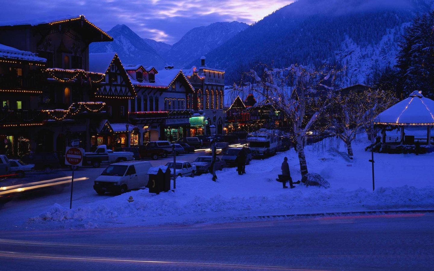 Обои вечер, горы, зима, городок, the evening, mountains, winter, town разрешение 3750x1200 Загрузить