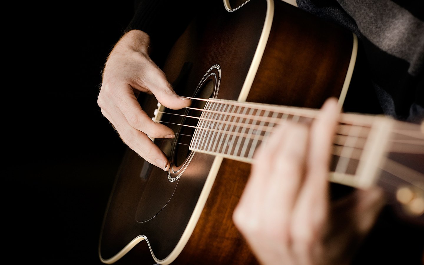 Обои гитара, струны, черный фон, руки, guitar, strings, black background, hands разрешение 1920x1080 Загрузить