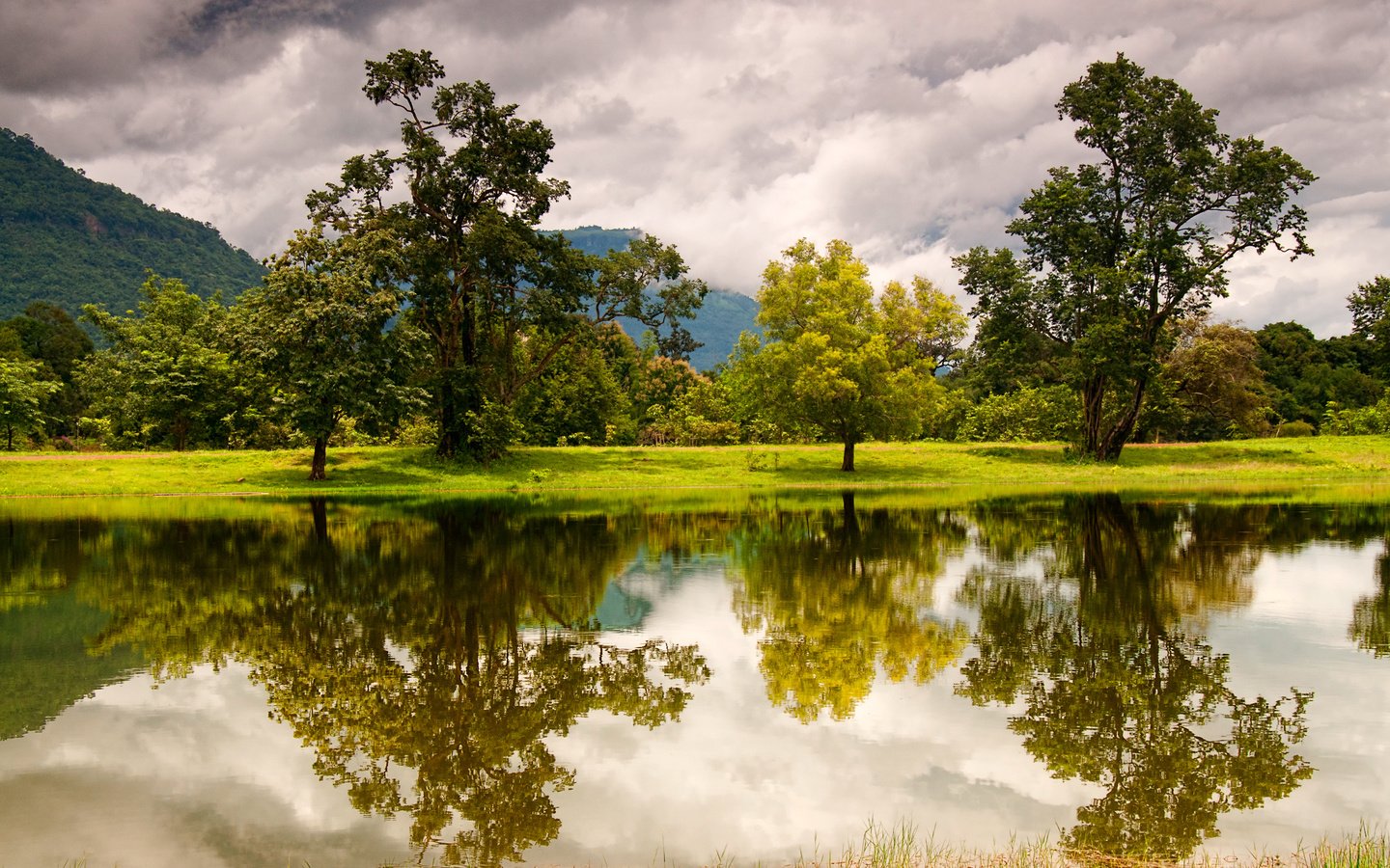 Обои облака, деревья, озеро, горы, отражение, лаос, clouds, trees, lake, mountains, reflection, laos разрешение 2560x1600 Загрузить