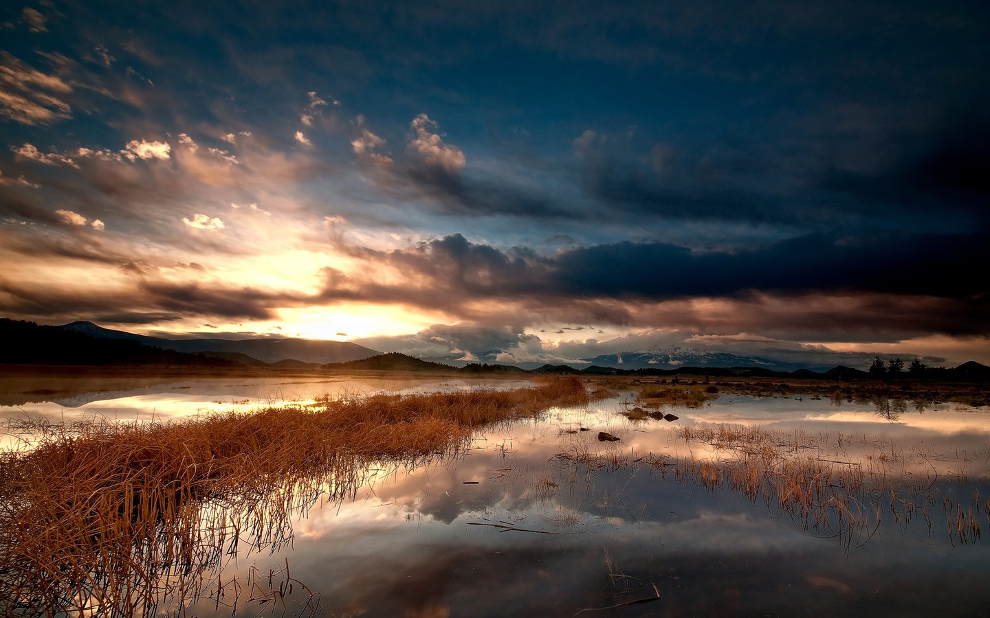 Обои небо, облака, озеро, горы, восход, природа, камыш, the sky, clouds, lake, mountains, sunrise, nature, reed разрешение 1920x1200 Загрузить