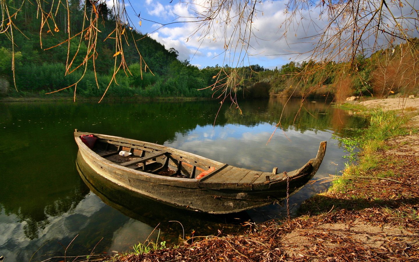 Обои небо, деревья, река, природа, берег, отражение, осень, лодка, the sky, trees, river, nature, shore, reflection, autumn, boat разрешение 2560x1600 Загрузить