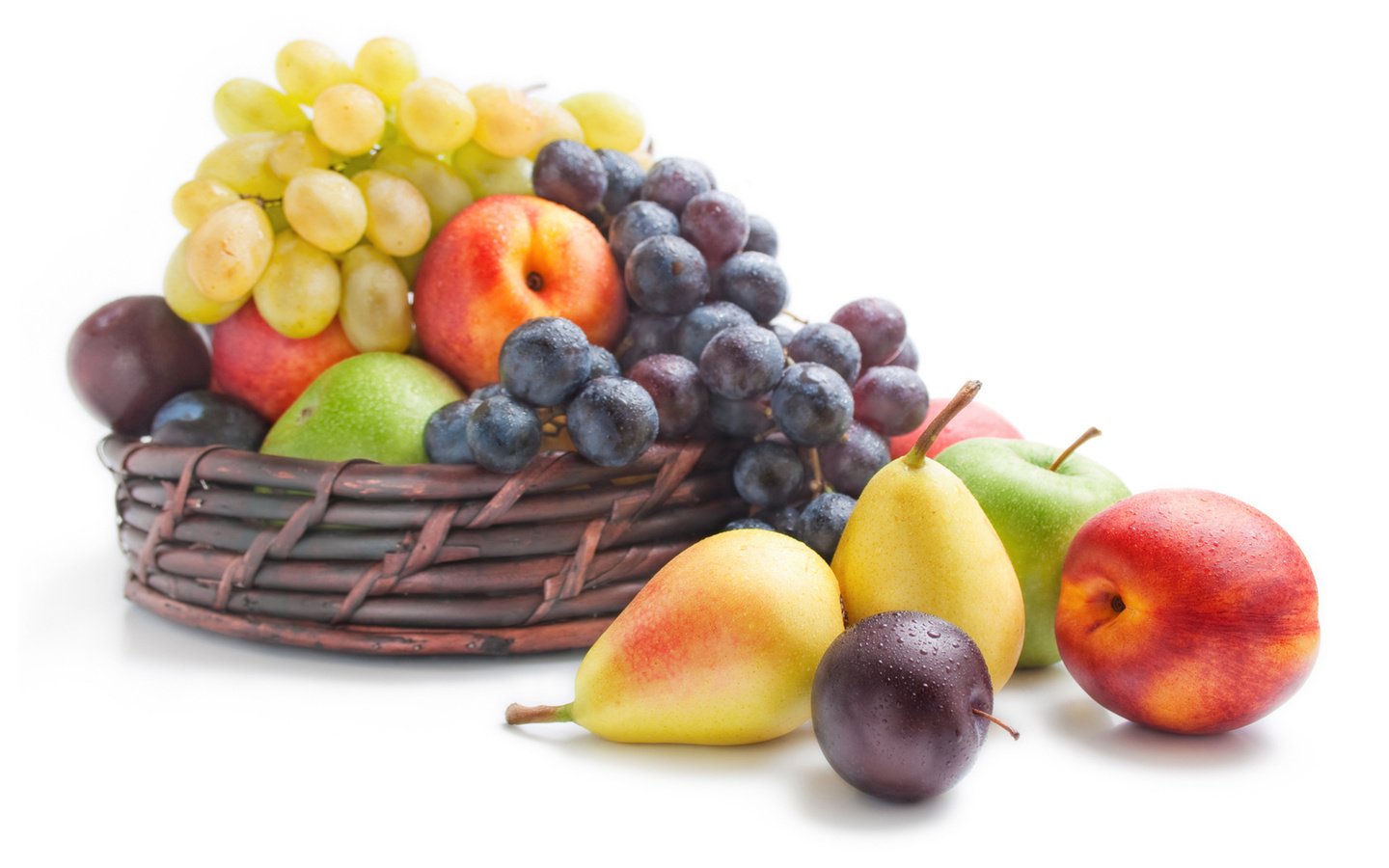 Обои виноград, фрукты, яблоки, корзинка, груши, сливы, нектарин, grapes, fruit, apples, basket, pear, plum, nectarine разрешение 2560x1600 Загрузить