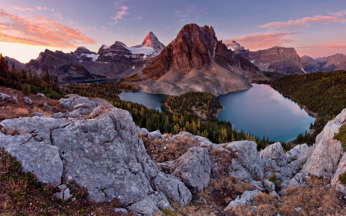 Обои небо, озеро, горы, природа, камни, лес, альпы, mt assiniboine park, sunburst peak, the sky, lake, mountains, nature, stones, forest, alps разрешение 2096x1200 Загрузить