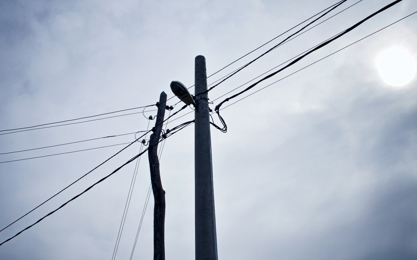 Обои небо, провода, столбы, лэп, nebo, provoda, stolby, линии электропередач, the sky, wire, posts, power lines, pionerskaya разрешение 1920x1080 Загрузить