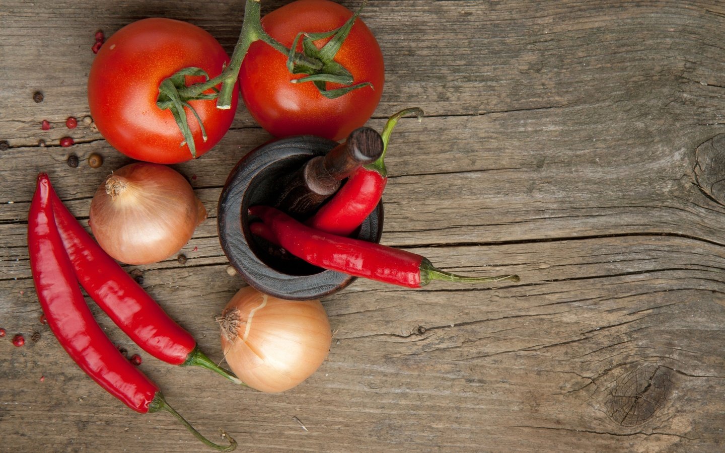 Обои лук, овощи, помидор, натюрморт, перец, жгучий, ступка, bow, vegetables, tomato, still life, pepper, burning, mortar разрешение 2560x1600 Загрузить