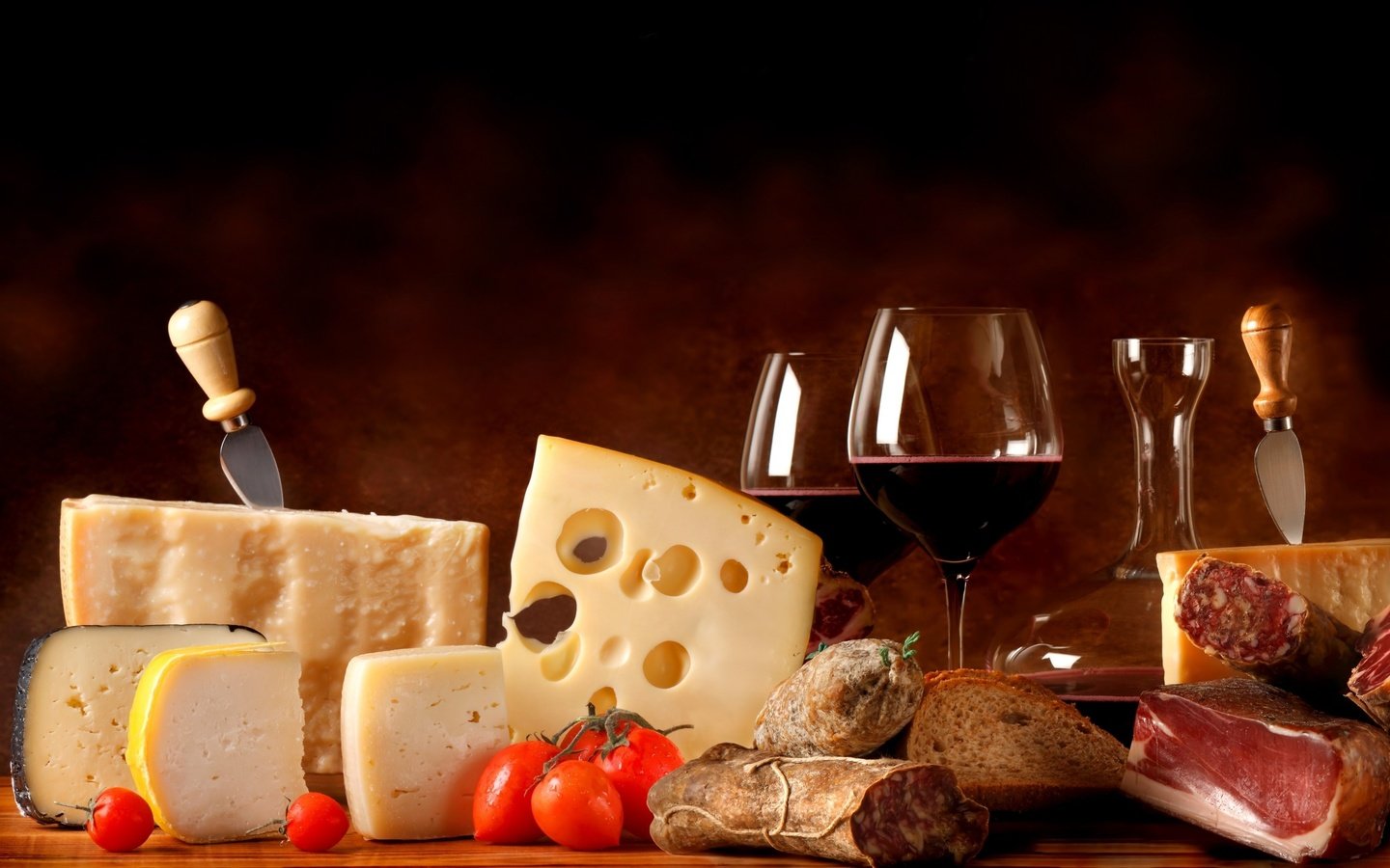 Обои сыр, вино, бокалы, красное, колбаса, пармезан, маасдам, cheese, wine, glasses, red, sausage, parmesan, maasdam разрешение 2560x1600 Загрузить