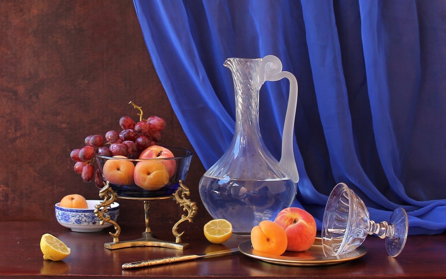 Обои виноград, фрукты, лимон, натюрморт, графин, абрикосы, рюмка, grapes, fruit, lemon, still life, decanter, apricots, glass разрешение 2048x1389 Загрузить