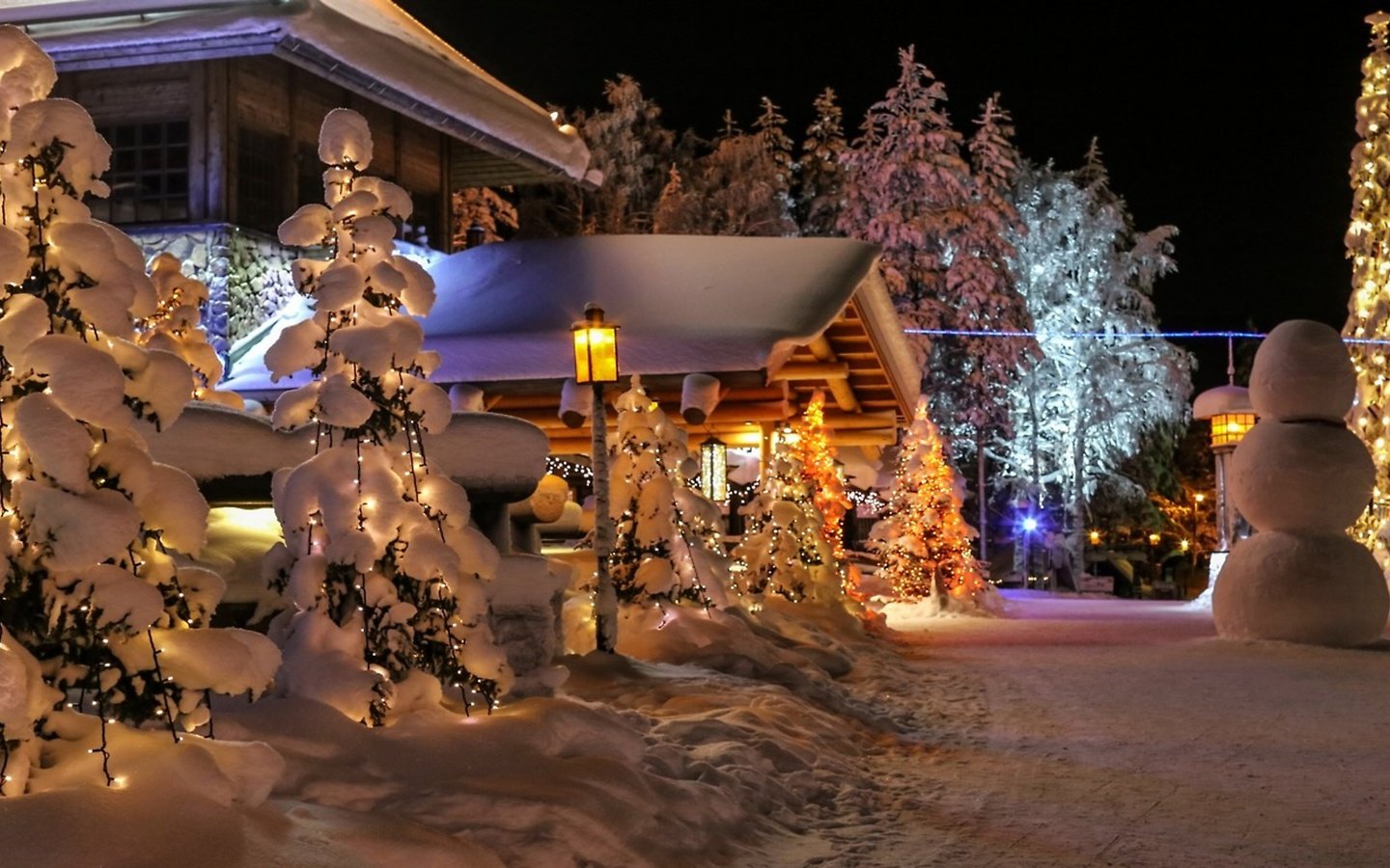 Обои вечер, новогодний дом в финляндии, зимняя сказка, the evening, christmas house in finland, winter's tale разрешение 2560x1440 Загрузить