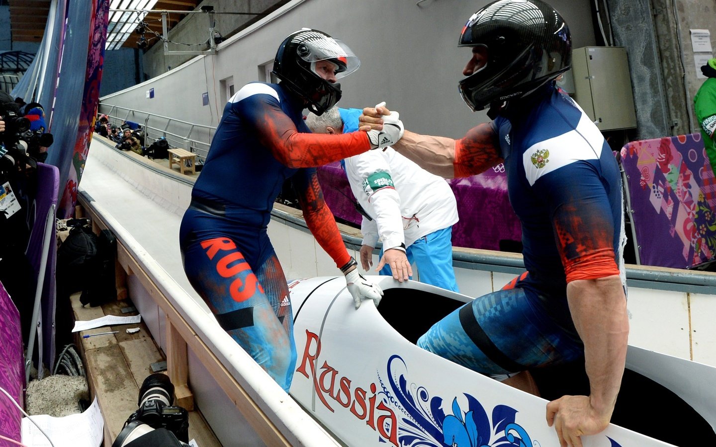 Обои россия, олимпиада, бобслей, 2014 год, сочи, зубков, воевода, russia, olympics, bobsled, 2014, sochi, zubkov, the governor разрешение 2560x1748 Загрузить