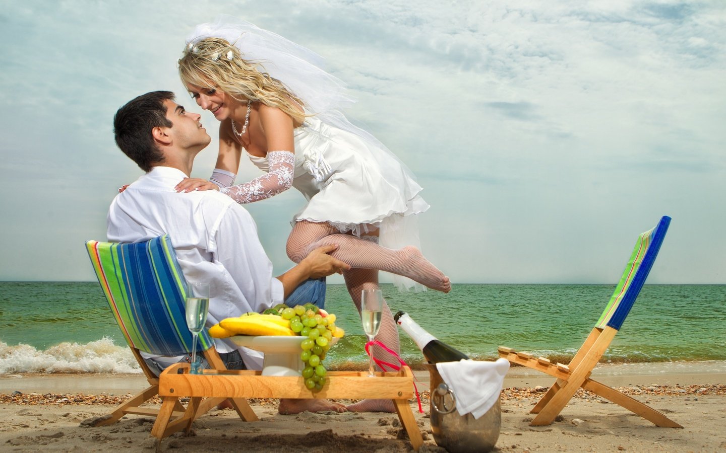 Обои девушка, море, пляж, парень, жених, невеста, фата, girl, sea, beach, guy, the groom, the bride, veil разрешение 2560x1600 Загрузить